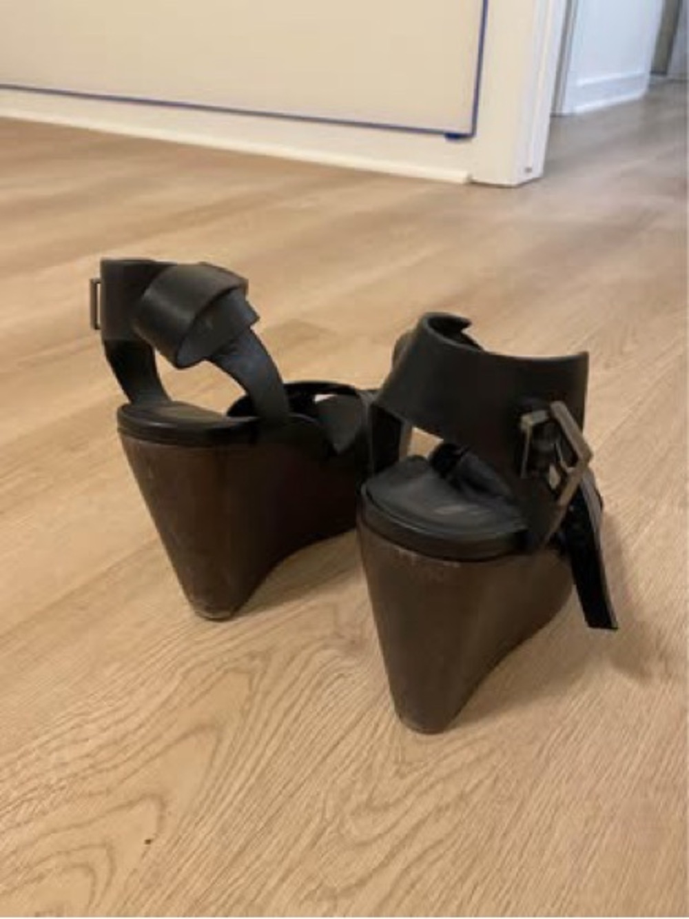 Kenneth Cole Black Leather Crossover Wedge Sandals - Picture 4 of 7